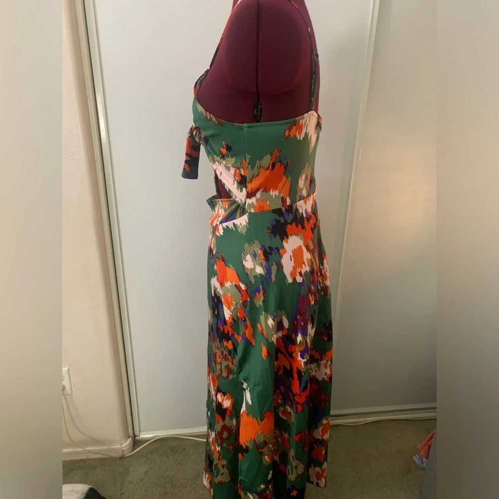 NWOT floral dress with keyhole front, bodice that ties, Size M - Picture 3 of 4